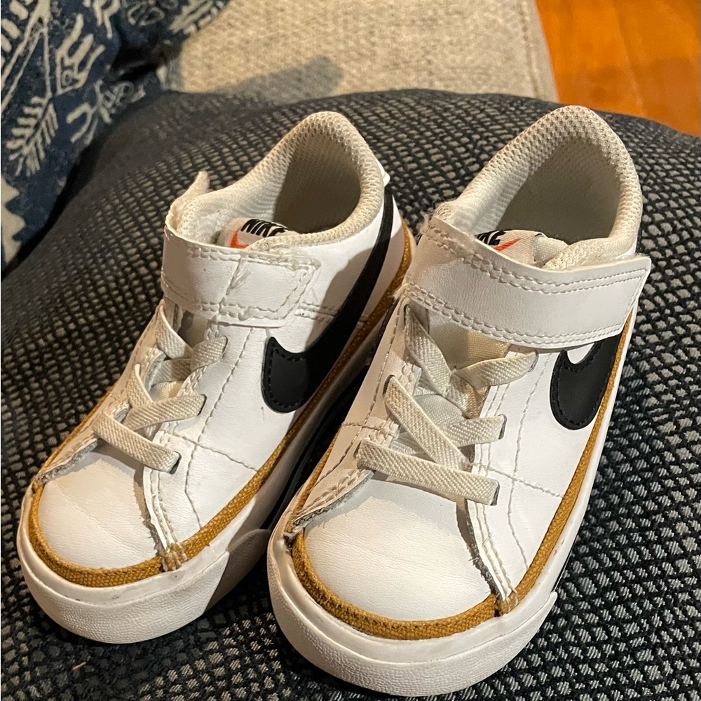 Nike Kids White, Black, and Gold Sneakers - Picture 3 of 3